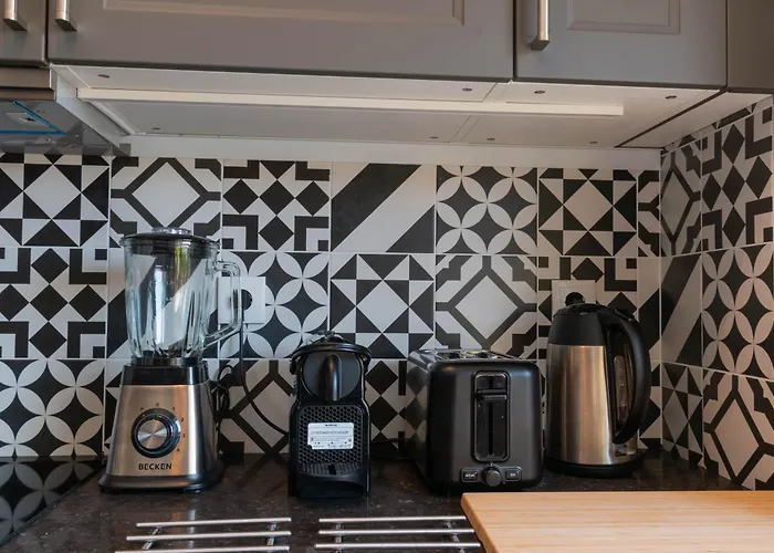 7min To Uni Se-velha - Ac - Work Desk - 300mbs Wifi - 9 بيت ضيافة