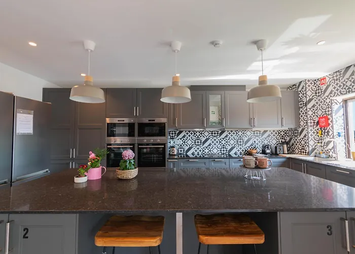 7min To Uni Se-velha - Ac - Work Desk - 300mbs Wifi - 9 بيت ضيافة 4*